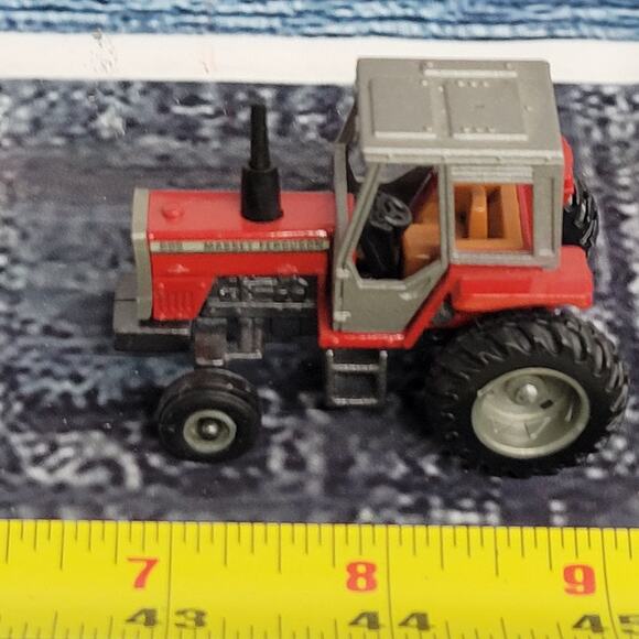 Vintage Ertl 1/64 scale Massey Ferguson 699 diecast tractor red/silver - Picture 5 of 8